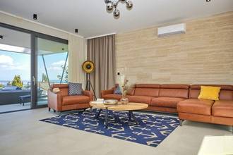 Thumbnail von Modern lüks villa, ısıtmalı havuz ve deniz manzarasıyla