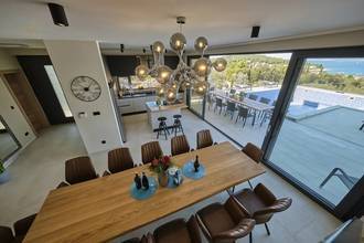 Thumbnail von Modern lüks villa, ısıtmalı havuz ve deniz manzarasıyla