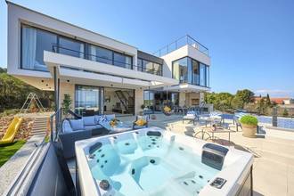 Thumbnail von Modern lüks villa, ısıtmalı havuz ve deniz manzarasıyla