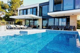 Thumbnail von Modern lüks villa, ısıtmalı havuz ve deniz manzarasıyla