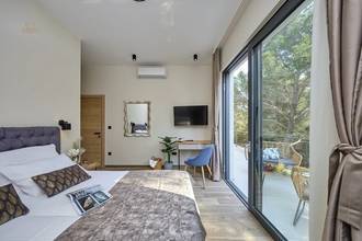 Thumbnail von Modern lüks villa, ısıtmalı havuz ve deniz manzarasıyla