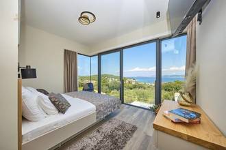 Thumbnail von Modern lüks villa, ısıtmalı havuz ve deniz manzarasıyla