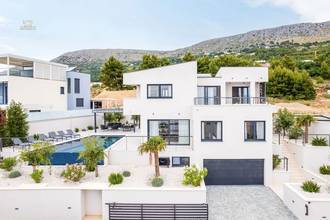 Thumbnail von Neu erbaute Villa mit Infinity-Pool und Meerblick