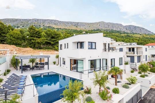 Neu erbaute Villa mit Infinity-Pool und Meerblick