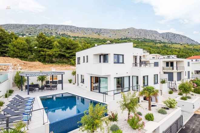Neu erbaute Villa mit Infinity-Pool und Meerblick