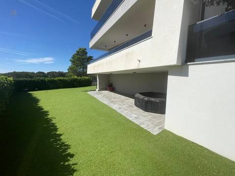 Neue moderne Wohnung mit Garten und Meerblick, 400 Meter zum Meer