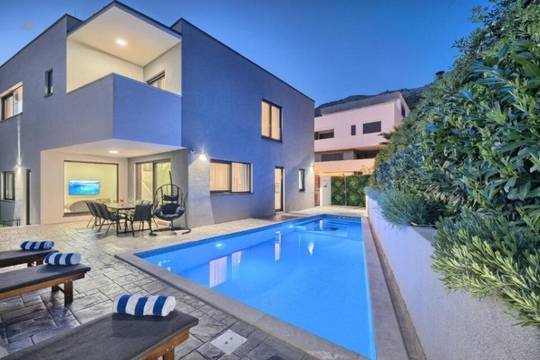 Moderne Luxusvilla mit beheiztem Pool und Meerblick