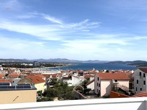 Neubauwohnung mit Dachterrasse und Panoramablick aufs Meer