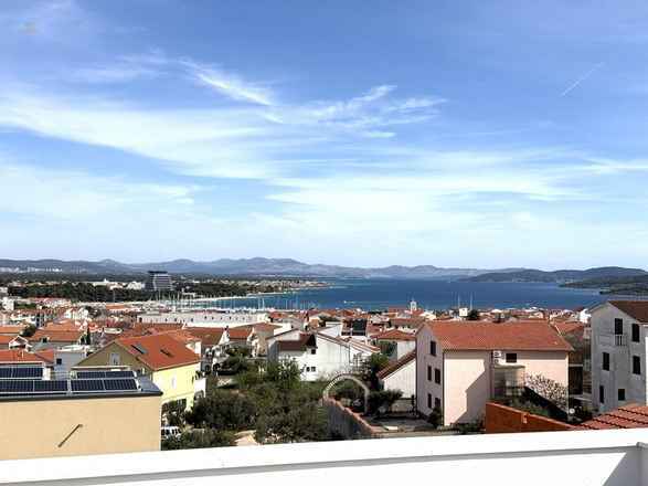 Neubauwohnung mit Dachterrasse und Panoramablick aufs Meer
