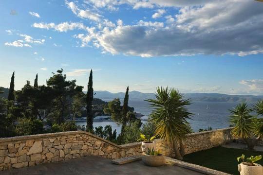 Mediterrane Villa mit Swimmingpool und Meerblick