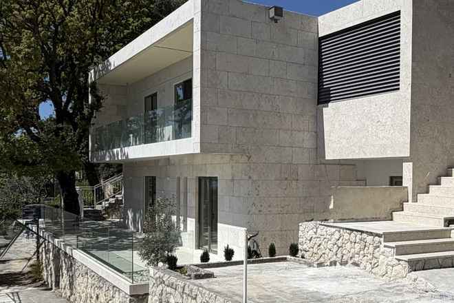 Freistehendes Haus mit Meerblick und drei Wohneinheiten an der Omis Riviera