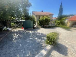Thumbnail von Freistehendes Haus mit drei Wohnungen, Garten und Garage