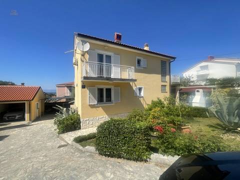 Freistehendes Haus mit drei Wohnungen, Garten und Garage