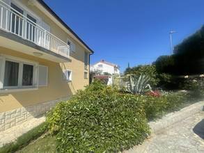Thumbnail von Freistehendes Haus mit drei Wohnungen, Garten und Garage