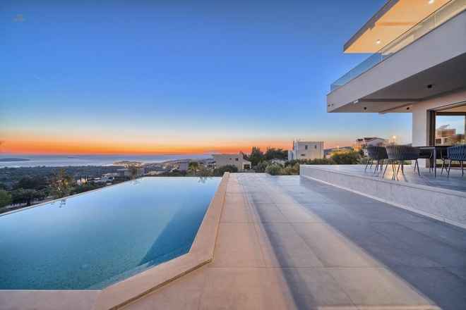 Luxusvilla mit Swimmingpool und Meerblick
