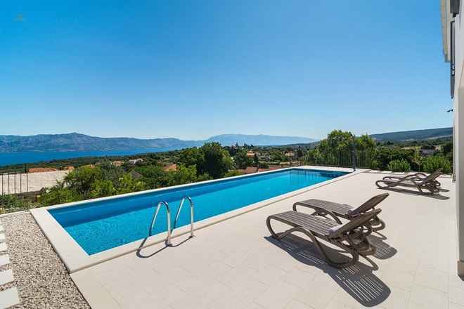 Modernes Haus mit beheiztem Pool und Meerblick