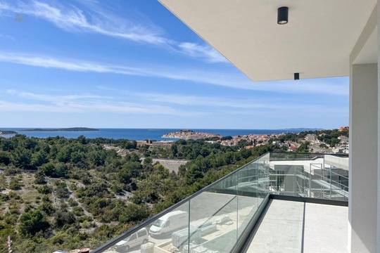 Moderne Neubauwohnung mit Meerblick und Swimmingpool