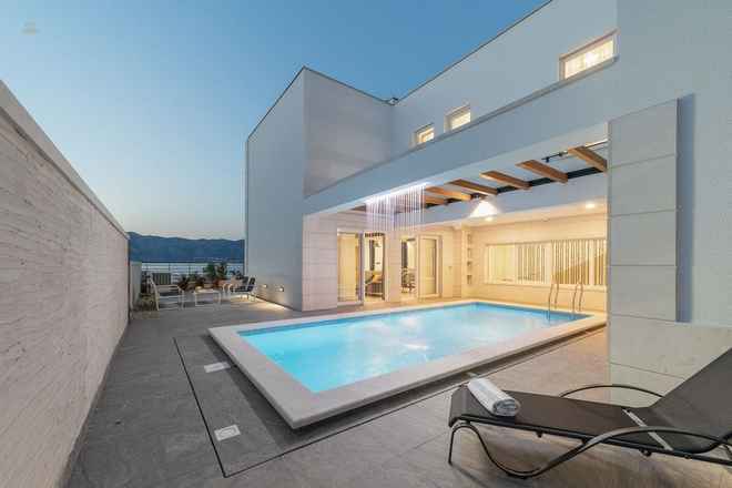Luxuriöse Villa in erster Reihe zum Meer mit Pool und Meerblick