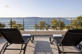 Thumbnail von Luxuriöse Villa in erster Reihe zum Meer mit Pool und Meerblick