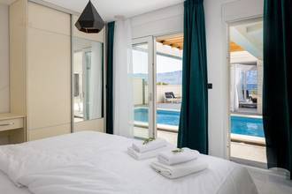 Thumbnail von Luxuriöse Villa in erster Reihe zum Meer mit Pool und Meerblick