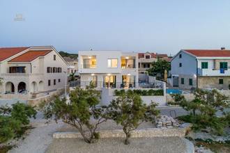 Thumbnail von Luxuriöse Villa in erster Reihe zum Meer mit Pool und Meerblick