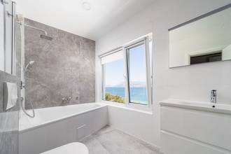 Thumbnail von Luxuriöse Villa in erster Reihe zum Meer mit Pool und Meerblick