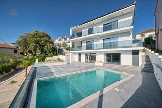 Thumbnail von Modern yeni inşaat villa havuz ve deniz manzarasıyla, denize yaklaşık 20 metre