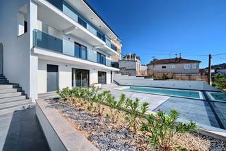 Thumbnail von Modern yeni inşaat villa havuz ve deniz manzarasıyla, denize yaklaşık 20 metre
