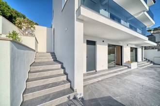 Thumbnail von Modern yeni inşaat villa havuz ve deniz manzarasıyla, denize yaklaşık 20 metre