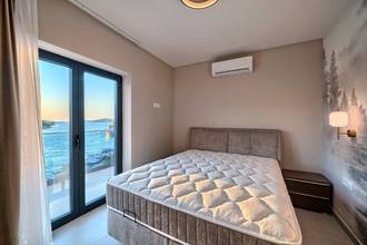 Thumbnail von Modern yeni inşaat villa havuz ve deniz manzarasıyla, denize yaklaşık 20 metre