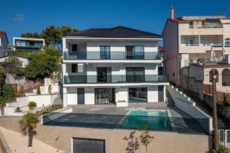 Thumbnail von Modern yeni inşaat villa havuz ve deniz manzarasıyla, denize yaklaşık 20 metre