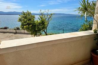 Steinhaus in erster Reihe zum Meer mit Garage
