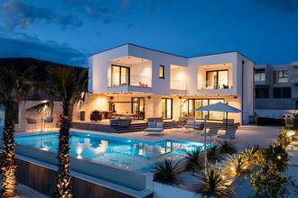 Luxusvilla mit Infinity-Pool und Meerblick