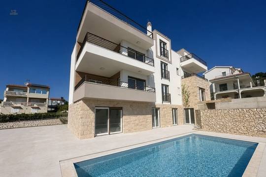 Apartment mit eigenem Pool und Meerblick