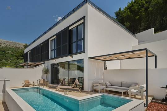 Exklusive Wohnung auf drei Ebenen in Luxusvilla mit Pool, Meerblick und Dachterrasse