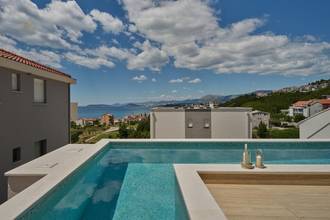 Thumbnail von Exklusive Wohnung auf drei Ebenen in Luxusvilla mit Pool, Meerblick und Dachterrasse