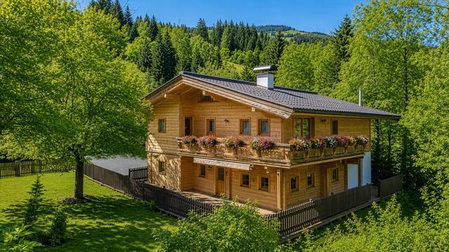 Tirolerhaus mit über 3.800 m² Grund in idyllischer Ruhelage