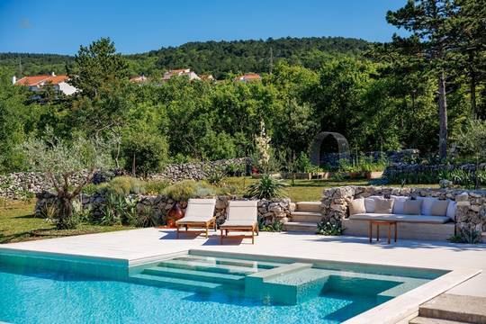 Modernes Neubauhaus mit Pool und Meerblick auf großem Grundstück