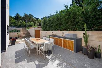 Thumbnail von Modernes Neubauhaus mit Pool und Meerblick auf großem Grundstück