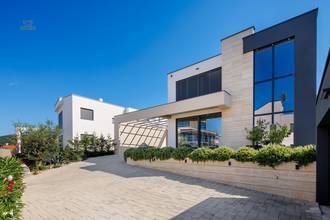 Thumbnail von Modernes Neubauhaus mit Pool und Meerblick auf großem Grundstück