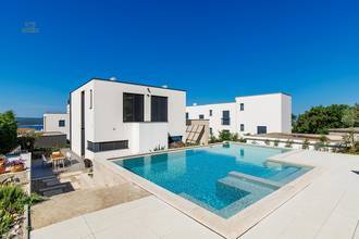 Thumbnail von Modernes Neubauhaus mit Pool und Meerblick auf großem Grundstück