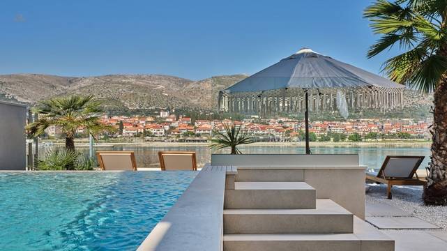 Neubau-Luxusvillen mit Pool und Meerblick in erster Meereslinie