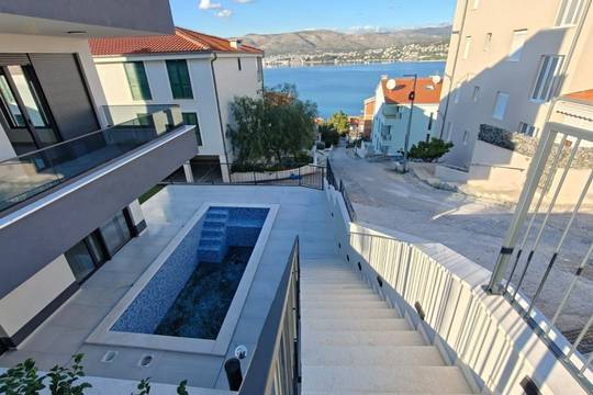Erdgeschosswohnung mit Pool, Garten und Meerblick