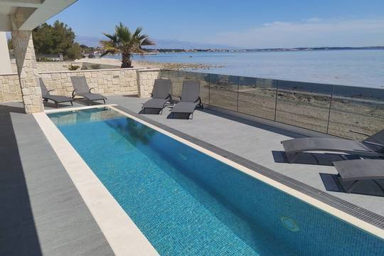 Moderne Villa mit Pool in erster Reihe zum Meer