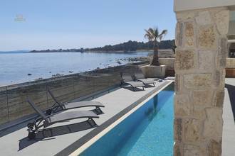 Thumbnail von Moderne Villa mit Pool in erster Reihe zum Meer