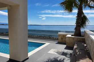 Thumbnail von Moderne Villa mit Pool in erster Reihe zum Meer