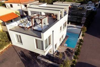 Thumbnail von Modernes Haus mit Pool und Dachterrasse