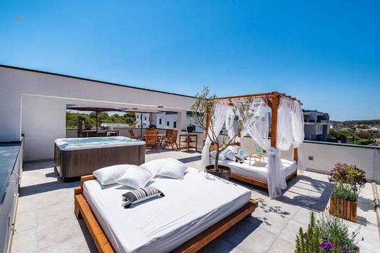 Modernes Haus mit Pool und Dachterrasse