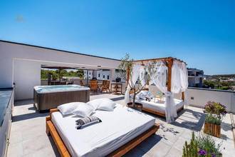 Modernes Haus mit Pool und Dachterrasse