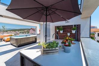 Thumbnail von Modernes Haus mit Pool und Dachterrasse